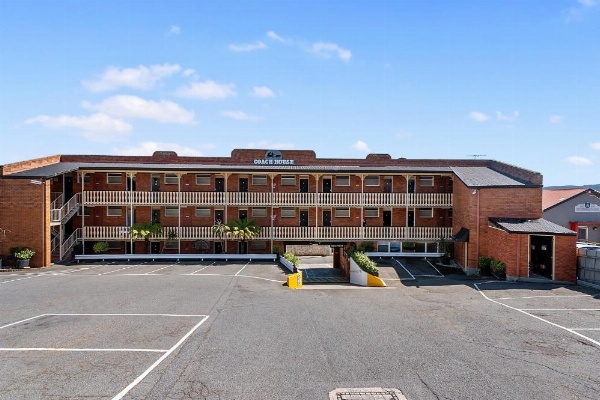 Coach House Launceston image 14