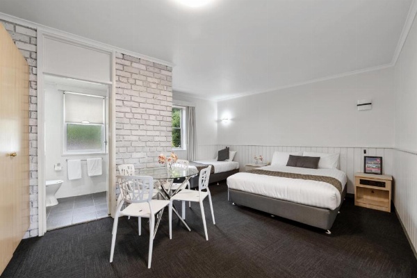 Coach House Launceston image 15