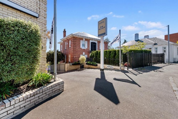 Coach House Launceston image 18